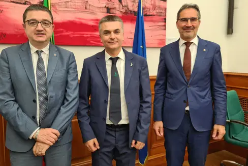 Da destra a sinistra il presidente della Provincia autonoma di Bolzano, Arno Kompatscher, il vice ministro alle Infrastrutture e ai trasportim Edoardo Rixim e il presidente del Trentino, Maurizio Fugatti (Foto: Davide Cordua)