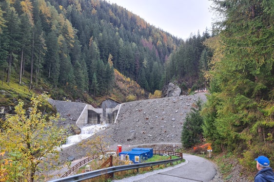 L'Ufficio Sistemazione bacini montani Nord ha innalzato di due metri la briglia di cemento armato sul Rio Deserto a Sarentino, portandola a circa nove metri di altezza ricoprendo parzialmente la superficie di cemento visibile con movimenti di materiale e rinterri, per poter successivamente piantare la vegetazione. (Foto: ASP/Ufficio Sistemazione bacini montani Nord)