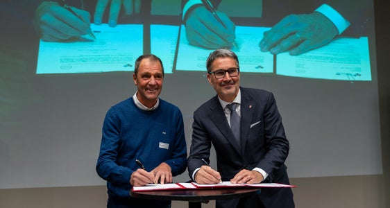 Il presidente dell'Euregio Arno Kompatscher e Josef Günther Mair (presidente della Cooperativa per lo sviluppo regionale e la formazione di Sarentino) hanno firmato il memorandum d'intesa tra i progetti Interreg Digiway e E5 Green & Digital. (Foto: USP/Daniel von Johnston)