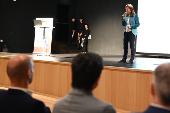 Landesschuldirektorin Sigrun Falkensteiner unterstrich, dass Gesellschaftliche Bildung bei Kindern und Jugendlichen ankommen und in die Gesellschaft hineinwirken müsse. (Foto: LPA/Deutsche Bildungsdirektion/Margit Pichler)
