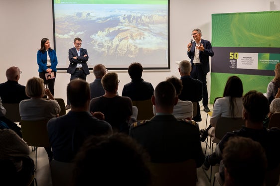 Landeshauptmann Arno Kompatscher, Ressortdirektor Alexander Gruber und Kastelruths Bürgermeisterin Cristina Pallanch (v.r.) betonten anlässlich der Tagung 50 Jahre Naturpark Schlern-Rosengarten in Seis die große Bedeutung des ältesten Schutzgebiets Südtirols. (Foto: LPA/Fabio Brucculeri)