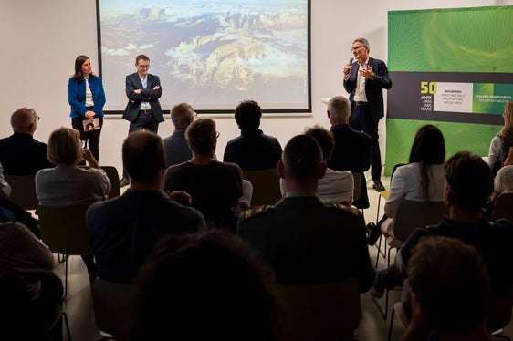 Landeshauptmann Arno Kompatscher, Ressortdirektor Alexander Gruber und Kastelruths Bürgermeisterin Cristina Pallanch (v.r.) betonten anlässlich der Tagung 50 Jahre Naturpark Schlern-Rosengarten in Seis die große Bedeutung des ältesten Schutzgebiets Südtirols. (Foto: LPA/Fabio Brucculeri)