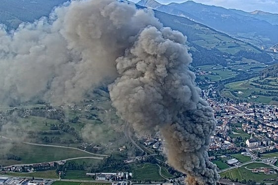Un'immagine dall'alto della vasta e densa nube alzatasi a Vipiteno a seguito di un incendio scoppiato nella serata di oggi, attorno alle 18.30, in un magazzino dell'azienda “Mader”, nella frazione di Tunes. (Foto: webcam RAS)