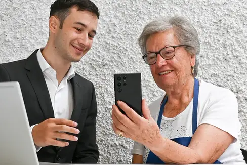 Auch ältere Menschen dürfen auf dem Weg hin zur Digitalisierung nicht alleine gelassen werden. Deshalb gibt es kostenlose Anlaufstellen, an die sich alle Bürger wenden können. (Foto: LPA)