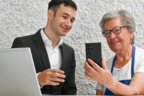 Le persone anziane non devono essere lasciate sole nel percorso verso la digitalizzazione. Per questo esistono sportelli gratuiti a cui tutti i cittadini possono rivolgersi. (Foto: USP)