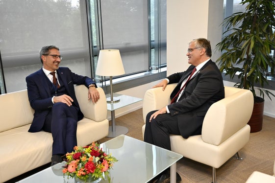 LH Kompatscher (l.) sprach mit AdR-Präsident Cordeiro auch über die Auswirkungen der Energie- und Preiskrise auf Europas Städte und Regionen. (Foto: AdR)