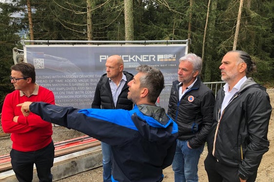 Lokalaugenschein: Bevölkerungsschutzlandesrat Arnold Schuler (2.v.r) mit Technikern, Firmen-Mitarbeitern und Gemeindevertretern beim Funkumsetzer Ratsberg in Toblach (Foto: LPA/Peter Möltner)