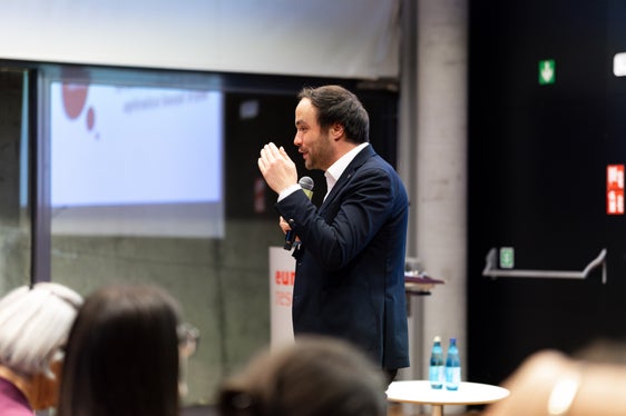 Wir arbeiten intensiv und in unterschiedlichsten Bereichen daran, die Rahmenbedingungen weiter zu verbessern, damit euer Wissen und euer Know-How künftig dazu beitragen, unsere Gesellschaft weiterzuentwickeln, sagte Landesrat Philipp Achammer beim Netzwerktreffen der Leistungsstipendiaten. (Foto: LPA/Amt für Hochschulförderung/Nicola Chen)