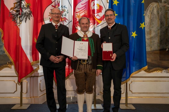 Josef Fauster wurde für seine Verdienste um die Musik als langjähriger Obmann und heutiger Ehrenobmann des Verbandes Südtiroler Musikkapellen ausgezeichnet. (Foto: LPA)
