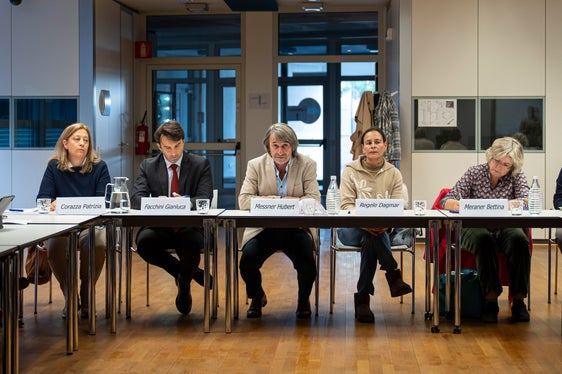 Die Koordinatorin des Arbeitstisches Patrizia Corazza, der beigeordnete Vizepräfekt Gianluca Facchini, Gesundheitslandesrat Hubert Messner, die Direktorin des Departements für Gesundheitsvorsorge und operative Koordinatorin des Landespräventionsplans 2027–2031 Dagmar Regele, die geschäftsführende Primaria des Dienstes für Abhängigkeitserkrankungen Bettina Meraner und Massimiliano Ghezzi, im Landesamt für Gesundheitsbetreuung zuständig für Abhängigkeitserkrankungen, bei der Sitzung des des bereichsübergreifenden Arbeitstisches zur Suchtprävention im schulischen Bereich. (Foto: LPA/Fabio Brucculeri)