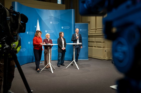 Landesrätin Rosmarie Pamer, Amtsdirektorin Astrid Wiest, Silvia Dinale von der Dienststelle Adoption Südtirol und Jugendrichter Benno Baumgartner informierten dazu, wie Adoptionen in Südtirol geregelt sind. (Foto: LPA/Fabio Brucculeri)