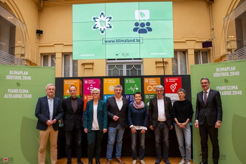 Die Beteiligungsformate zum Klimaplan Südtirol 2040 starten in Kürze: (v.l.) Ulrich Santa, Marc Zebisch, Klaudia Resch, Peter Lang, Emanuela Passerini, Federico Giudiceandrea, Ruth Heidingsfelder und LH Arno Kompatscher bei der Vorstellung von Klimabürgerrat und Stakeholder Forum Klima.
