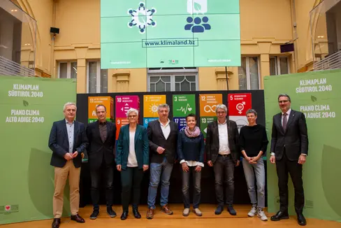 Die Beteiligungsformate zum Klimaplan Südtirol 2040 starten in Kürze: (v.l.) Ulrich Santa, Marc Zebisch, Klaudia Resch, Peter Lang, Emanuela Passerini, Federico Giudiceandrea, Ruth Heidingsfelder und LH Arno Kompatscher bei der Vorstellung von Klimabürgerrat und Stakeholder Forum Klima.
