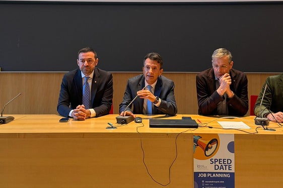 “Accompagnare gli studenti nel passaggio dalla scuola alla vita adulta significa aiutarli a orientarsi e a sviluppare competenze socio‑emotive che saranno decisive per il loro futuro”, ha affermato il sovrintendente Vincenzo Gullotta (secondo da sinistra). (Foto: USP)