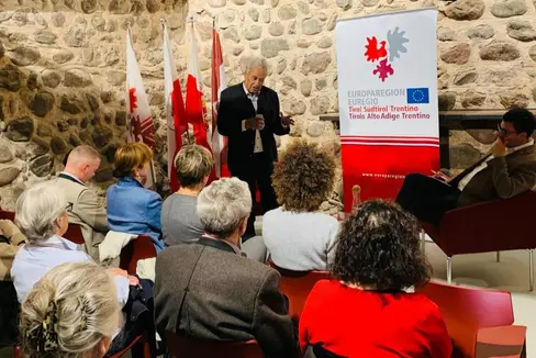 L’ex presidente del Tirolo Wendelin Weingartner ha tenuto ieri (27 ottobre) presso la Casa della Pesa a Bolzano un incontro informale in cui ha illustrato gli inizi dell'Euregio (Foto: Euregio)