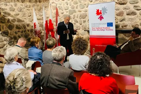 L’ex presidente del Tirolo Wendelin Weingartner ha tenuto ieri (27 ottobre) presso la Casa della Pesa a Bolzano un incontro informale in cui ha illustrato gli inizi dell'Euregio (Foto: Euregio)