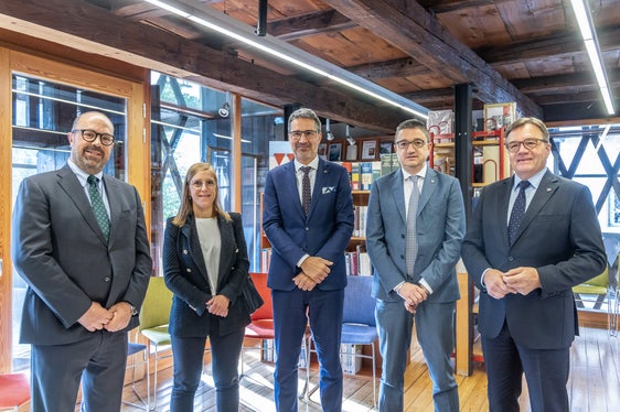 Lara Battisti, presidente dell'Istituto Culturale Ladino in Val di Fassa, Giuseppe Detomas, Procurador del Comun General de Fascia con i presidenti Kompatschter, Fugatti e Platter (da sinistra) (Foto: Ufficio stampa della Provincia di Trento)