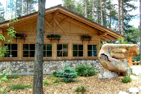 I Comuni possono ottenere incentivazioni per la gestione dei Centri visite e dei punti informativi dei parchi naturali e del Parco nazionale dello Stelvio. Nella foto il punto info presso il Laghetto di Fié allo Sciliar. (Foto: ASP)