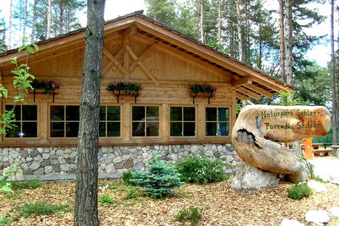 Für die Führung von Nationalpark- und Naturparkhäusern sowie Nationalpark- und Naturparkinfostellen (im Bild die Infostelle Völser Weiher im Naturpark Schlern-Rosengarten) erhalten die Gemeinden Förderungen vom Land. (Foto: LPA/Amt für Natur)