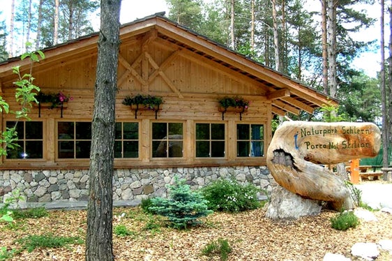 I Comuni possono ottenere incentivazioni per la gestione dei Centri visite e dei punti informativi dei parchi naturali e del Parco nazionale dello Stelvio. Nella foto il punto info presso il Laghetto di Fié allo Sciliar. (Foto: ASP)
