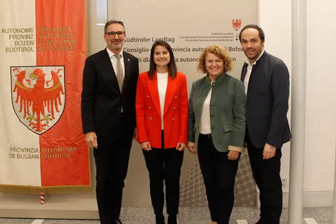 Die Kinder- und Jugendanwältin Daniela Höller (2. von links) sprach mit Landeshauptmann Kompatscher, Landesrätin Pamer und Landesrat Achammer über aktuelle Herausforderungen für Kinder und Jugendliche. (Foto: LPA/Hannes Wisthaler)