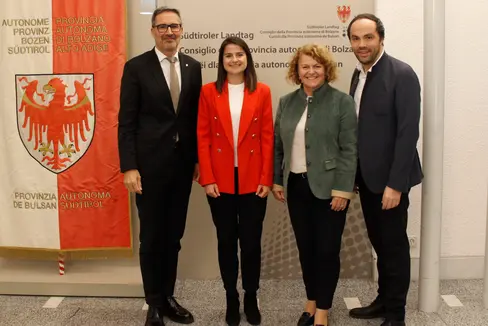 La Garante per l'infanzia e l'adolescenza, Daniela Höller ha incontrato il presidente Arno Kompatscher e gli assessori provinciali Rosmarie Pamer e Philipp Achammer per riferire sulle attività riguardanti la tutela sui diritti e gli interessi dei bambini e dei ragazzi. (Foto: USP/Hannes Wisthaler)