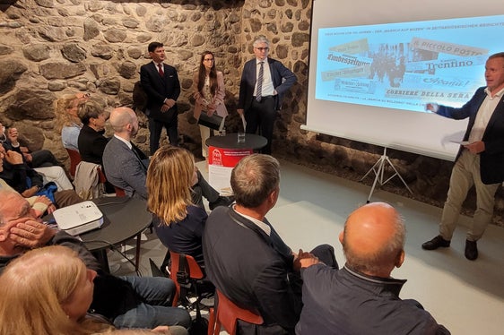 Christoph von Ach (stehend l.) vom Euregio-Generalsekretariat führte in den Abend ein. (Foto: Euregio/Armin Gluderer)