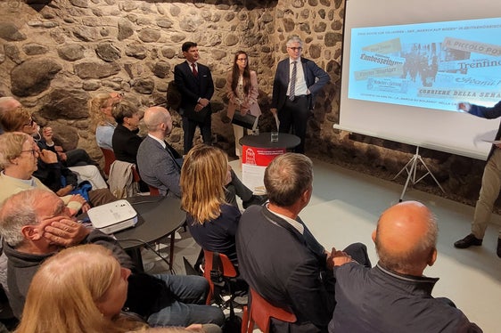 Christoph von Ach (stehend l.) vom Euregio-Generalsekretariat führte in den Abend ein. (Foto: Euregio/Armin Gluderer)