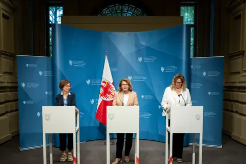 Die beiden Instrumente der Mitplanung und Mitgestaltung wirken sich auf die Zusammenarbeit von öffentlicher Verwaltung mit Körperschaften des Dritten Sektors positiv aus, sind Abteilungsdirektorin Michela Trentini, Landesrätin Rosmarie Pamer und Paola Santoro von der Gemeinde Bozen überzeugt. (Foto: LPA/Fabio Brucculeri)
