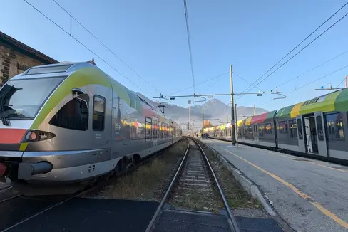 Die Landesregierung stimmte dem Entwurf des Einvernehmensprotokolls zwischen dem Land und dem italienischen Schienennetzbetreiber RFI zur Entwicklung des Bahnhofsareals von Innichen zu. (Foto: LPA)