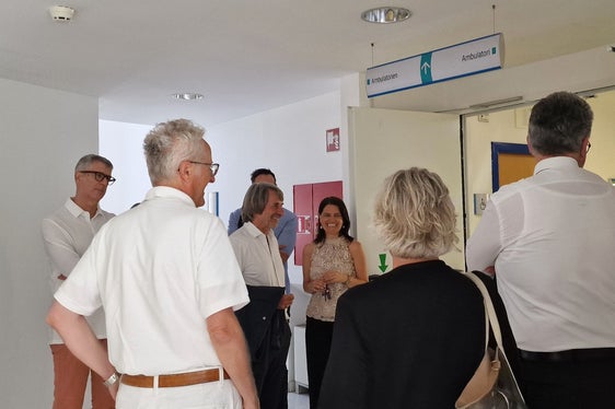 Bei einem Rundgang und bei Gesprächen mit dem Führungsteam und den Mitarbeitenden des Gesundheitssprengels Meran informierte sich Gesundheitslandesrat Hubert Messner (3. von rechts) über die aktuelle Situation und nahm Vorschläge für die Zukunft mit. (Foto: LPA/Angelika Schrott)