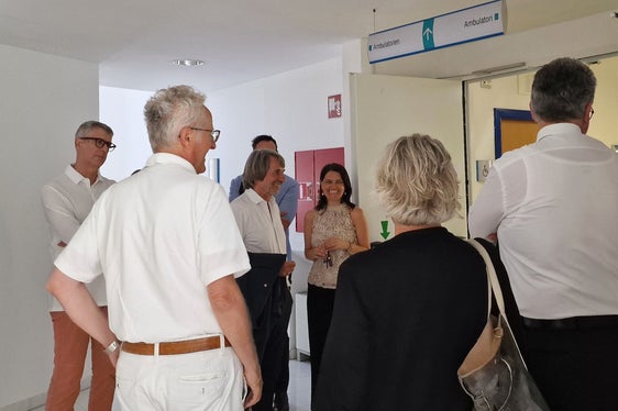 Durante la visita guidata e i colloqui con dirigenza e personale dell’Azienda sanitaria di Merano, l’assessore provinciale alla sanità Hubert Messner (3° da sinistra) si è informato sulla situazione attuale ed ha raccolto suggerimenti per il futuro. (Foto: USP /Angelika Schrott)