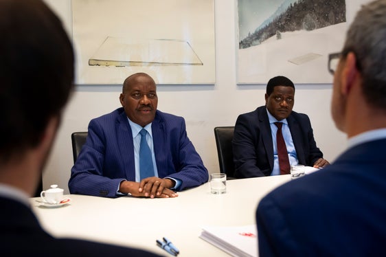 Ernest Ndabashinze (a sinistra), ambasciatore del Burundi, e il suo consigliere Emile Butoy hanno illustrato al consigliere provinciale Philipp Achammer (di spalle a sinistra) e al presidente Arno Kompatscher (davanti a destra) il sistema educativo del Paese dell'Africa orientale senza sbocco sul mare. (Foto: ASP/Fabio Brucculeri)