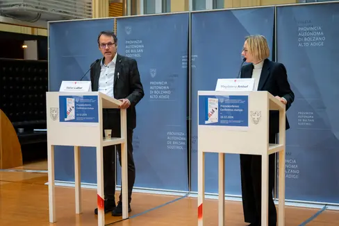 Il 13 giugno, il direttore della Ripartizione Servizio Mercato del lavoro Stefan Luther (a sinistra nella foto) e l'assessora provinciale al Lavoro Magdalena Amhof presenteranno il rapporto sul mercato del lavoro 2025/1. (Foto: USP/Fabio Brucculeri)