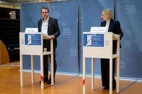 Il 13 giugno, il direttore della Ripartizione Servizio Mercato del lavoro Stefan Luther (a sinistra nella foto) e l'assessora provinciale al Lavoro Magdalena Amhof presenteranno il rapporto sul mercato del lavoro 2025/1. (Foto: USP/Fabio Brucculeri)