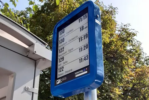 Echtzeitdaten zu den Busverbindungen gibt es für die Fahrgäste in Tramin am Mindelheimerplatz seit Kurzem auf einem innovativen E-Paper-Display zum Ablesen oder Anhören. Mit diesem Pilotprojekt setzt das Mobilitätsressort des Landes auf E-Paper-Technologie. (Foto: LPA/Sta)