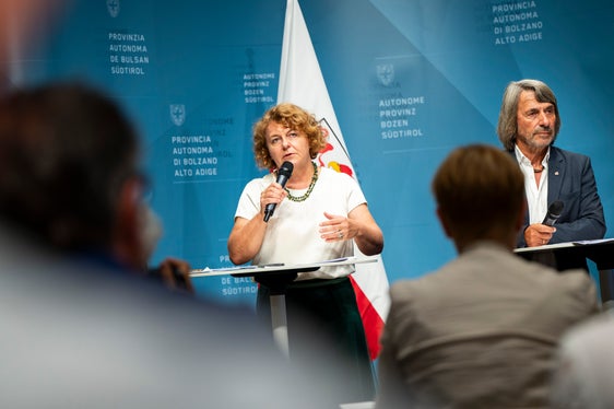 Rosmarie Pamer und Hubert Messner sind seit einem halben Jahr Mitglieder der Südtiroler Landesregierung. Sie wollen künftig die bereits bestehende Zusammenarbeit zwischen ihren Kompetenzbereichen Soziales und Gesundheit unter anderem im Bereich des Demografischen Wandels weiter stärken und ausbauen. (Foto: LPA/Fabio Brucculeri)