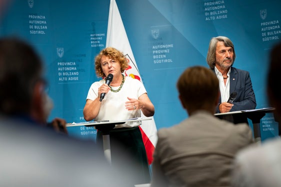 Rosmarie Pamer und Hubert Messner sind seit einem halben Jahr Mitglieder der Südtiroler Landesregierung. Sie wollen künftig die bereits bestehende Zusammenarbeit zwischen ihren Kompetenzbereichen Soziales und Gesundheit unter anderem im Bereich des Demografischen Wandels weiter stärken und ausbauen. (Foto: LPA/Fabio Brucculeri)