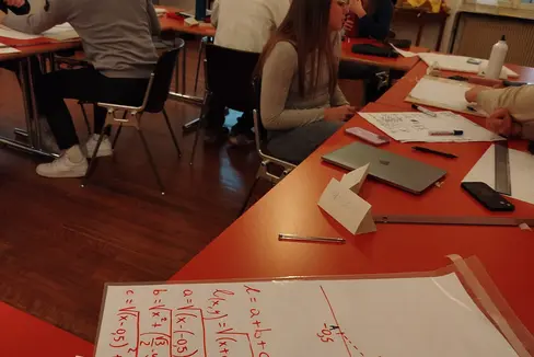 Alla Haus Noldin di Salorno 22esima edizione de La Bottega del Matematico con 30 partecipanti e forte presenza femminile. Un contatto diretto con il ragionamento scientifico e il lavoro di squadra. (Foto: USP)