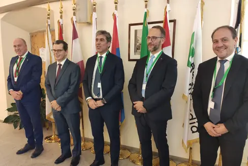 Landeshauptmannstellvertreter Vettorato mit den in Chiavenna anwesenden Regierungsvertretern der Arge Alp, im Bild v.l. Mario Tonina (LH-Stellvertreter Trentino), Clemens Mantl (österreichischer Generalkonsul), Alan Christian Rizzi, Norman Gobbi (Regierungschef Kanton Tessin) (Foto. Region Lombardei)