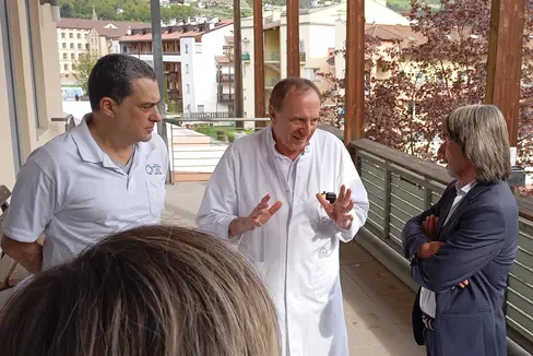 Ärztlicher Direktor Marco Mancini und Primar Christian Schaller im Gespräch mit Gesundheitslandesrat Hubert Messner. (Foto: LPA/Karin Leiter)