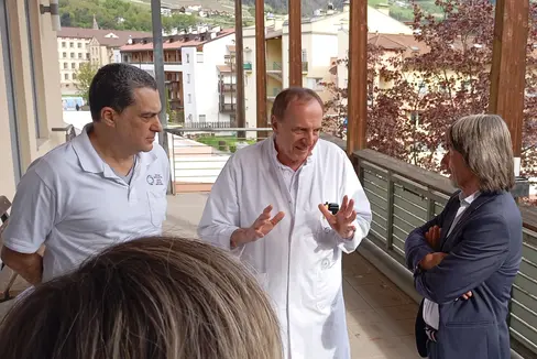 Ärztlicher Direktor Marco Mancini und Primar Christian Schaller im Gespräch mit Gesundheitslandesrat Hubert Messner. (Foto: LPA/Karin Leiter)