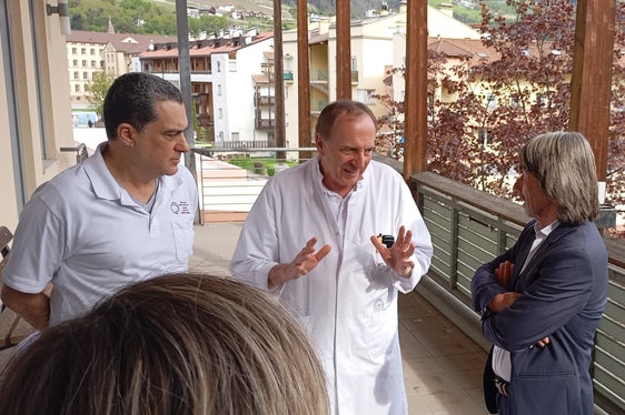 Il direttore sanitario Marco Mancini e il primario Christian Schaller dialogano con l'assessore Messner. (Foto: ASP/Karin Leiter