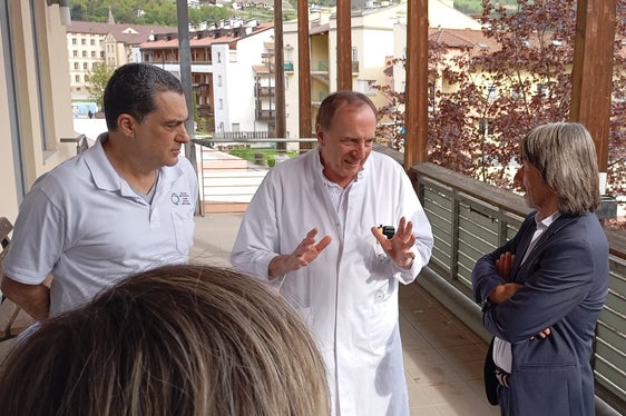 Il direttore sanitario Marco Mancini e il primario Christian Schaller dialogano con l'assessore Messner. (Foto: ASP/Karin Leiter