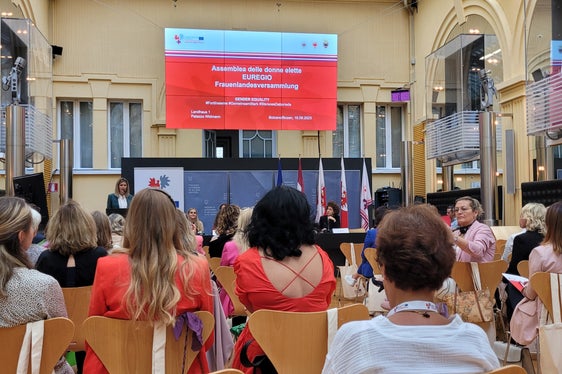 Am heutigen Südtiroler Tag der Chancengleichheit (16. September) fand die Euregio-Landesfrauenversammlung im Palais Widmann in Bozen statt. (Foto: Euregio/Armin Gluderer)