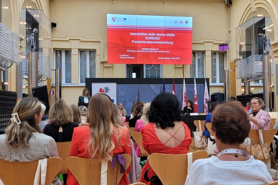 Am heutigen Südtiroler Tag der Chancengleichheit (16. September) fand die Euregio-Landesfrauenversammlung im Palais Widmann in Bozen statt. (Foto: Euregio/Armin Gluderer)