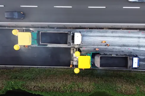 Una veduta aerea dei lavori di asfaltatura svolti nei giorni scorsi lungo la MeBo, nel tratto tra le uscite di Appiano e Bolzano Sud. (Foto: Servizio strade)