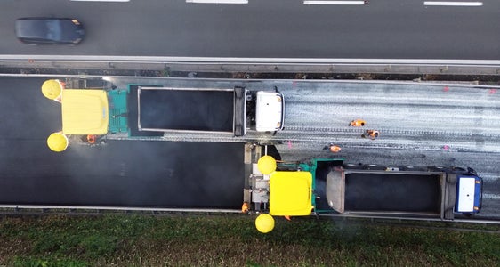 Luftbild der Asphaltarbeiten in den vergangenen Tagen entlang des MeBo-Abschnittes zwischen der Einfahrt Eppen und Bozen Süd (Foto: LPA/Straßendienst)