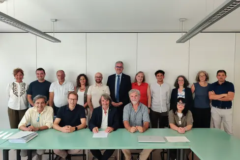 L'assessore provinciale alla Prevenzione sanitaria e alla Salute Hubert Messner (in primo piano al centro) con i membri della delegazione pubblica e i rappresentanti sindacali in occasione della firma dell'accordo per il contratto integrativo provinciale per la medicina generale. (Foto: USP/Samuel Vieider)