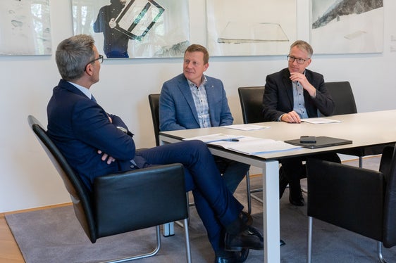Austausch über landwirtschaftliche und politische Themen: Landeshauptmann Arno Kompatscher, Bauernbundobmann Daniel Gasser und Bauernbunddirektor Siegfried Rinner. (Foto: LPA/Greta Stuefer)